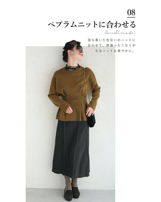 A lace inner that stylishly hides wrinkles around the neck