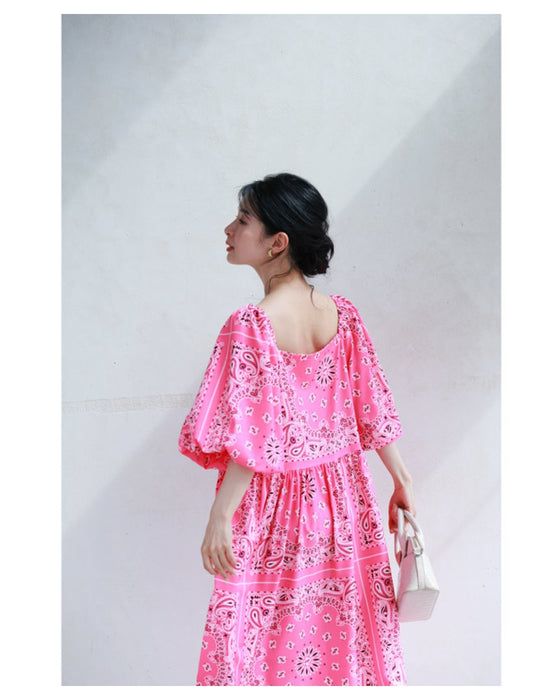 太陽の日差しに映えるバンダナ柄ロングワンピース