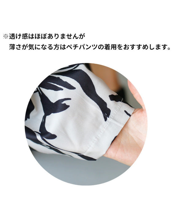 ボトムが主役!飽きのこないアート柄ワイドパンツ
