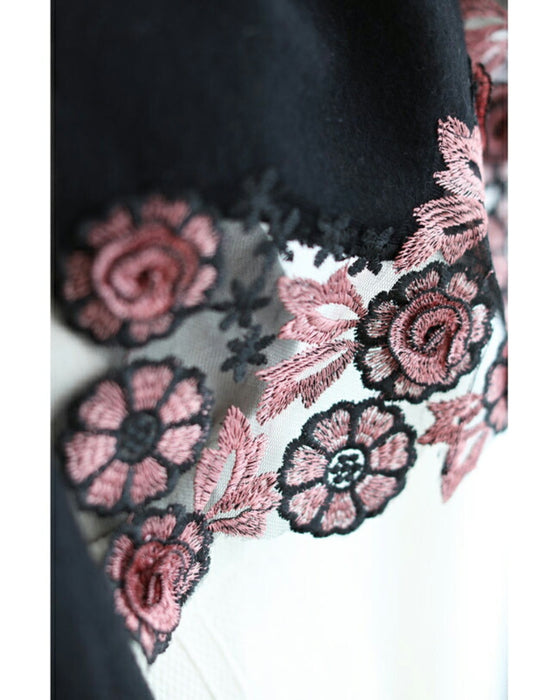 上質な肌触り。立体花刺繍のストール