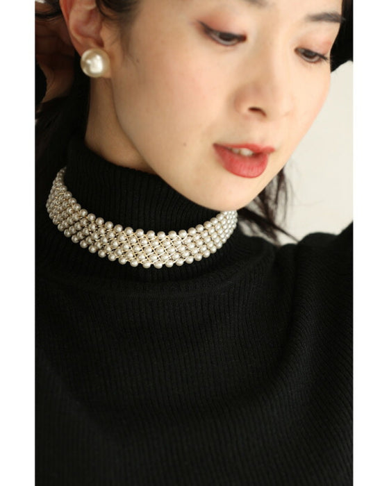 首元にリュクスな艶めき。幅広パールチョーカー