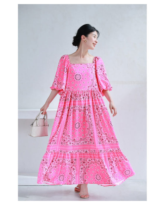 太陽の日差しに映えるバンダナ柄ロングワンピース