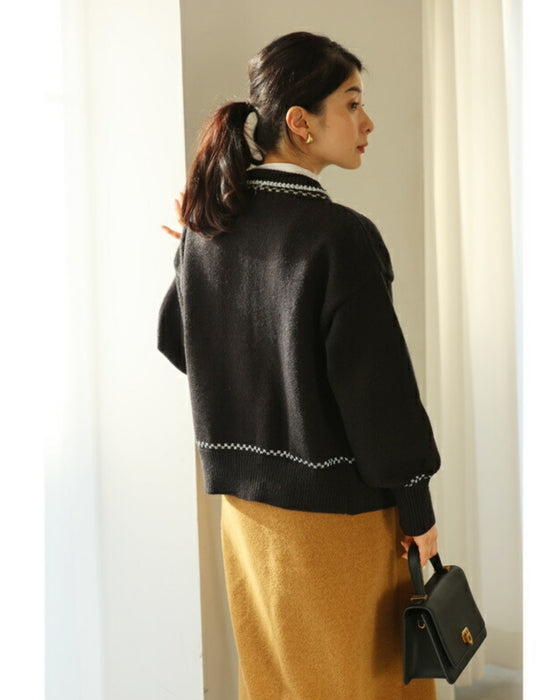 Knitted cardigan with flowers drawn with beads and jewels