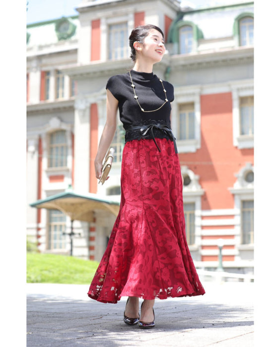 アラベスク模様浮き立つマーメイドラインスカート