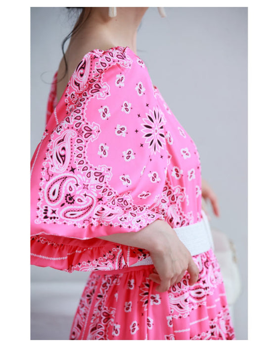 太陽の日差しに映えるバンダナ柄ロングワンピース