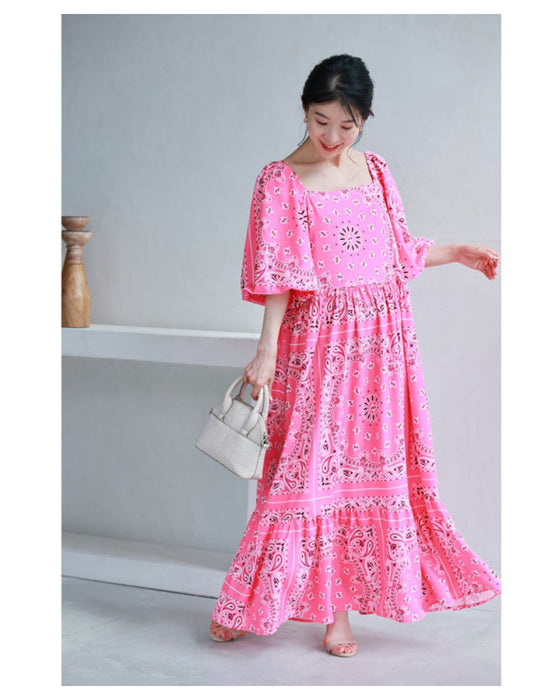 太陽の日差しに映えるバンダナ柄ロングワンピース