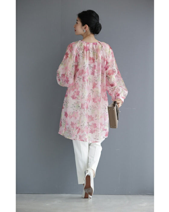 愛らしいピンクの花が微笑むエアリーなシアーチュニック