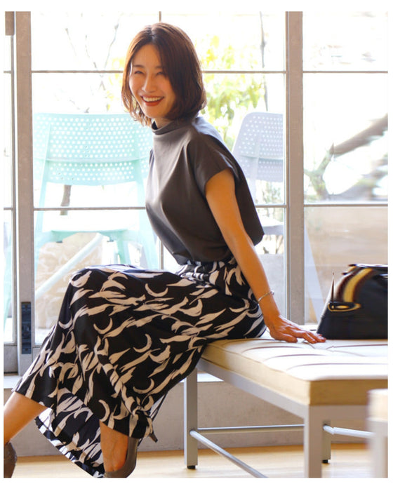 ボトムが主役!飽きのこないアート柄ワイドパンツ