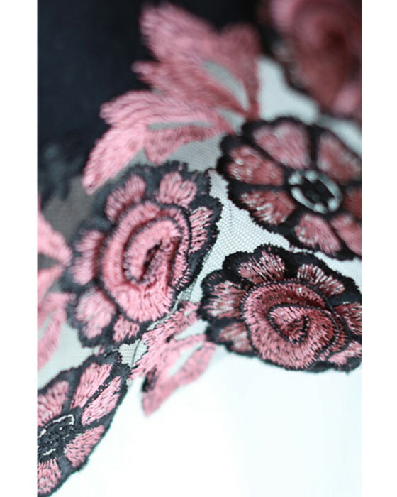 上質な肌触り。立体花刺繍のストール