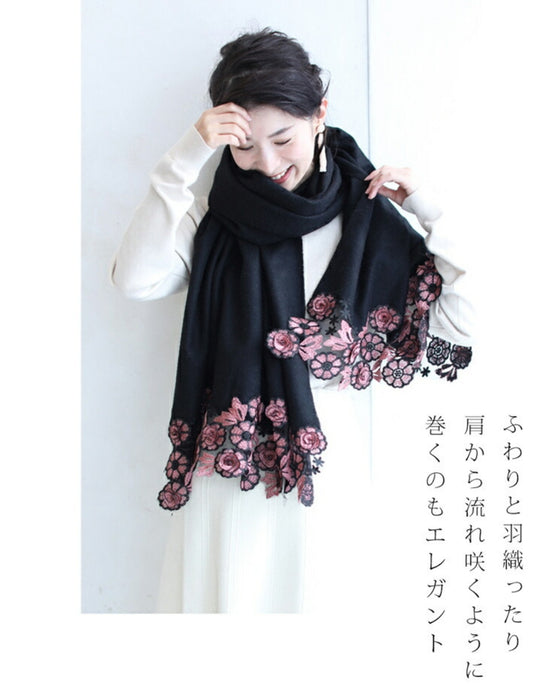 上質な肌触り。立体花刺繍のストール