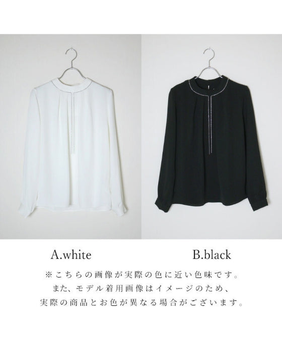 アクセ無しで華やかに。華奢ネックレスブラウス