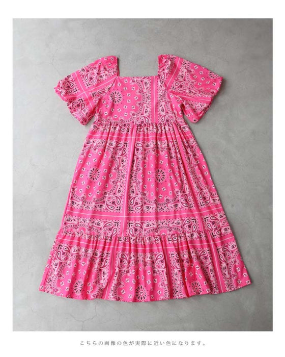 太陽の日差しに映えるバンダナ柄ロングワンピース