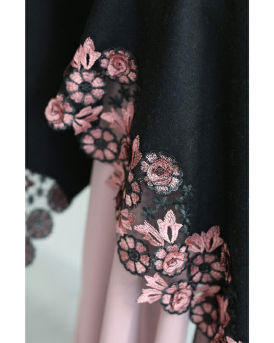 上質な肌触り。立体花刺繍のストール
