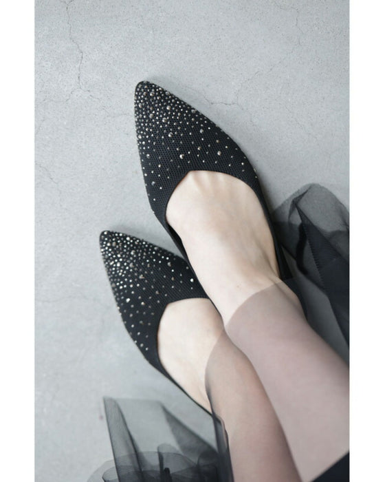 キラキラ瞬くビジューのぺたんこパンプス