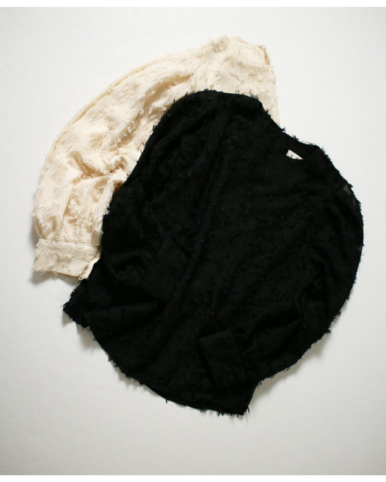 繊細な華やかさ大人のための着映えブラウス