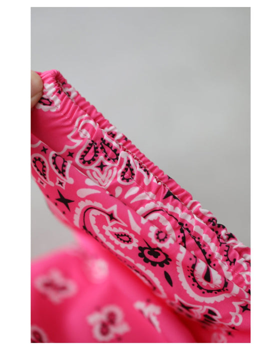 太陽の日差しに映えるバンダナ柄ロングワンピース