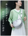 A large capacity quilted body bag that adults can carry with elegance
