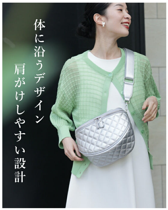 A large capacity quilted body bag that adults can carry with elegance