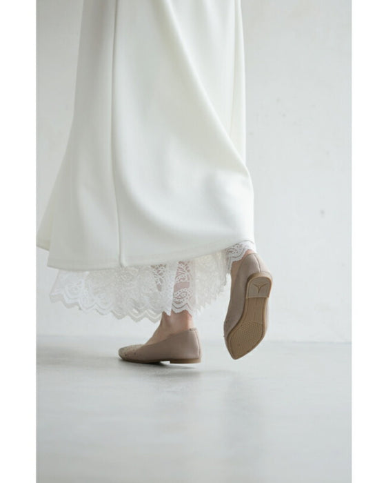 キラキラ瞬くビジューのぺたんこパンプス