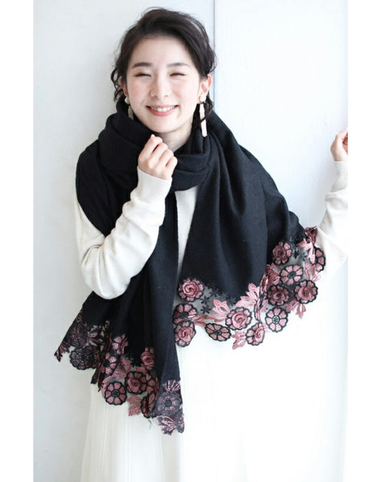 上質な肌触り。立体花刺繍のストール