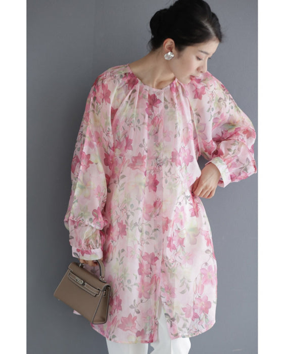 愛らしいピンクの花が微笑むエアリーなシアーチュニック