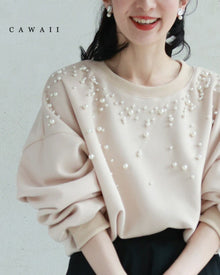  A sweatshirt top with bubble pearls that bubble up like bubbles