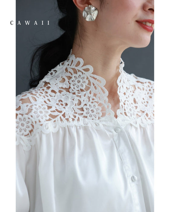 デコルテに沿う白花レースの艶ブラウストップス