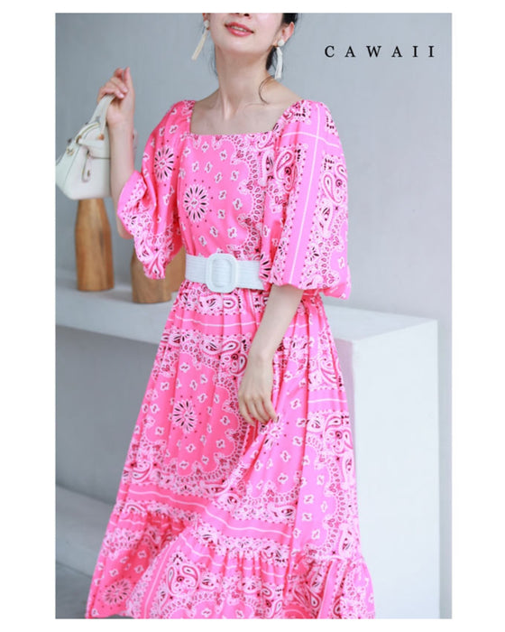 太陽の日差しに映えるバンダナ柄ロングワンピース