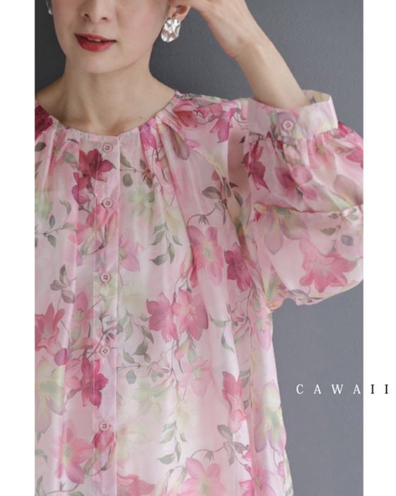 愛らしいピンクの花が微笑むエアリーなシアーチュニック