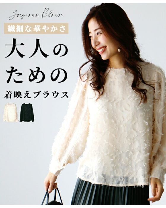 繊細な華やかさ大人のための着映えブラウス