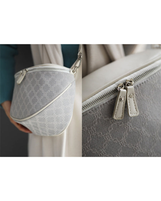 A large-capacity body bag that adults can carry with elegance