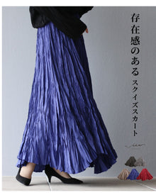  A squeeze skirt with a strong presence
