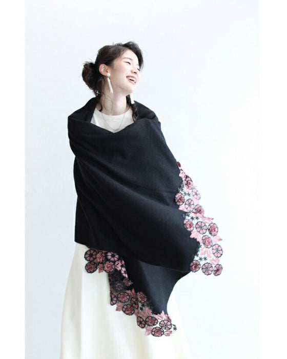上質な肌触り。立体花刺繍のストール