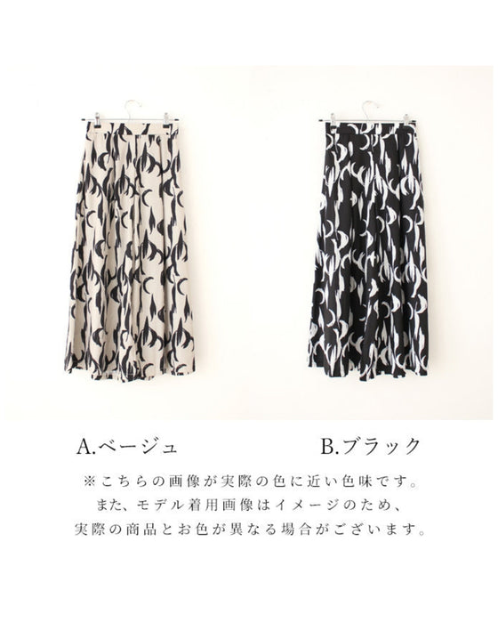 ボトムが主役!飽きのこないアート柄ワイドパンツ