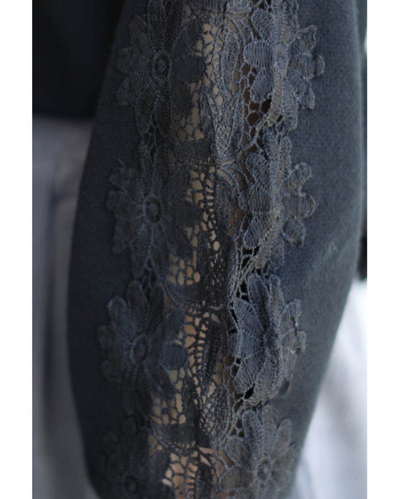 袖と胸元に咲き誇る花レースニットトップス