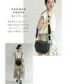 A large capacity quilted body bag that adults can carry with elegance