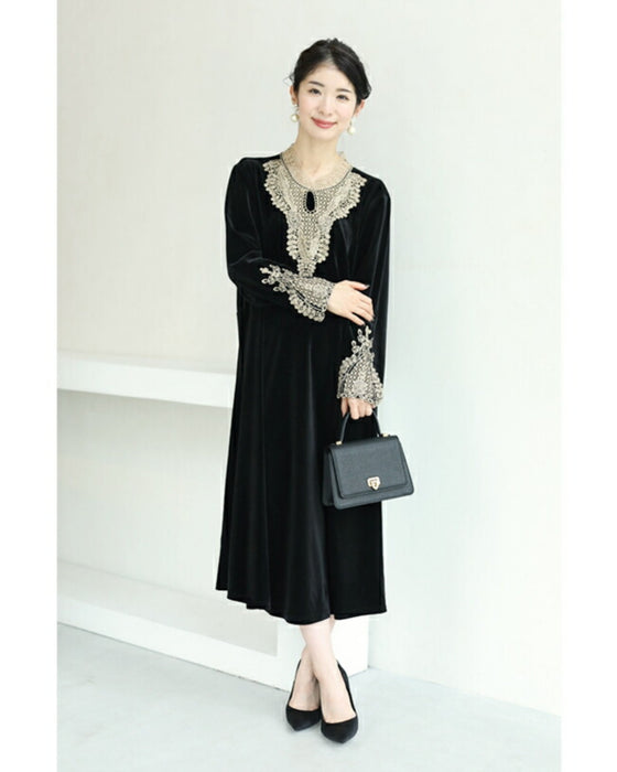 アンティークレースの艶ベロア調ミディアムワンピース