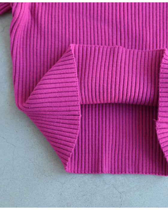 長袖ポワンとオフネックのニットトップス