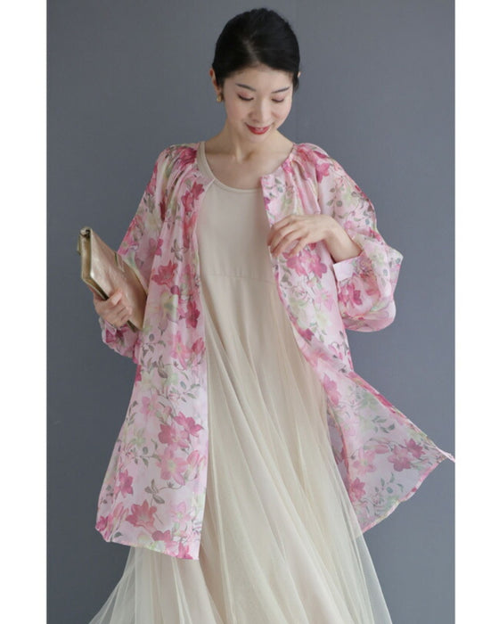 愛らしいピンクの花が微笑むエアリーなシアーチュニック