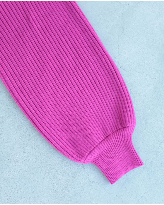 長袖ポワンとオフネックのニットトップス