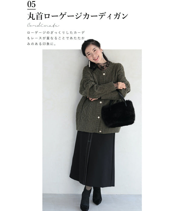A lace inner that stylishly hides wrinkles around the neck