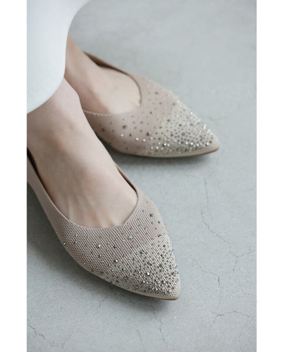 キラキラ瞬くビジューのぺたんこパンプス