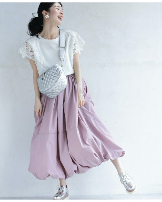 A large capacity quilted body bag that adults can carry with elegance