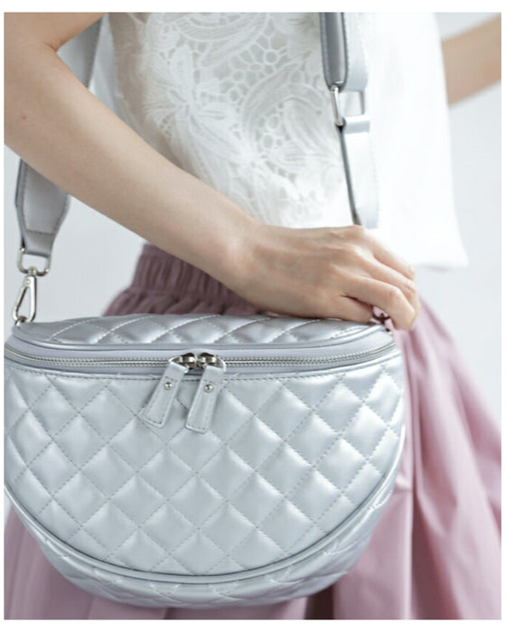 A large capacity quilted body bag that adults can carry with elegance