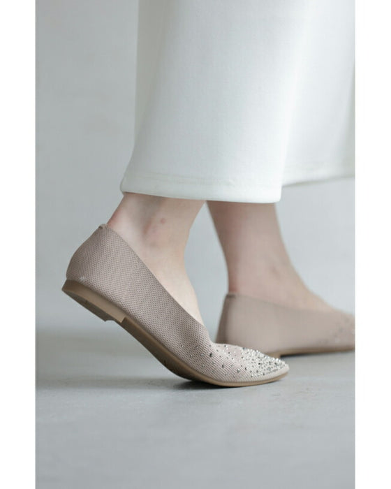 キラキラ瞬くビジューのぺたんこパンプス