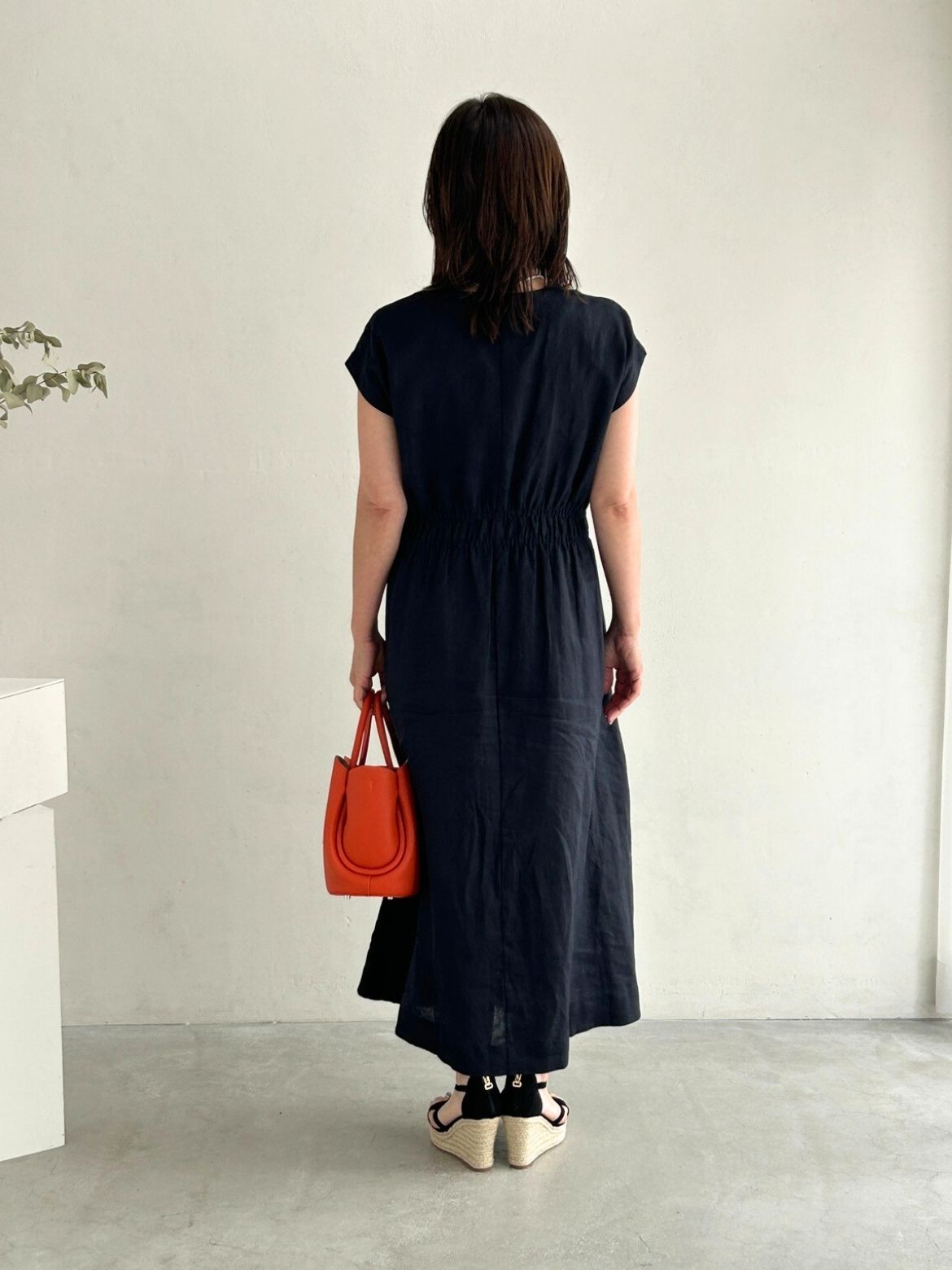 涼しく上品に楽しむ、大人の夏リネンコーデ – ONE PEACE ONLINE