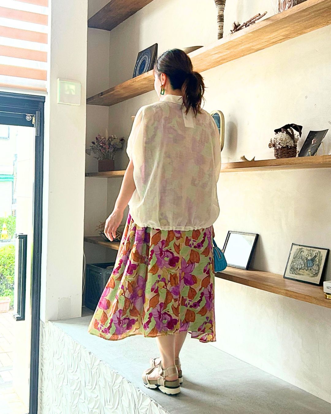シアーシャツが引き立てる、大人の華やか花柄ワンピース – ONE PEACE