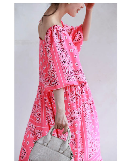 太陽の日差しに映えるバンダナ柄ロングワンピース