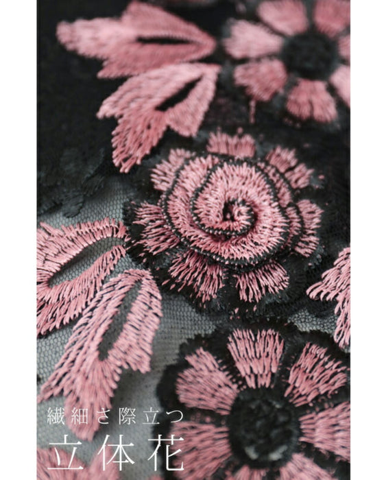 上質な肌触り。立体花刺繍のストール
