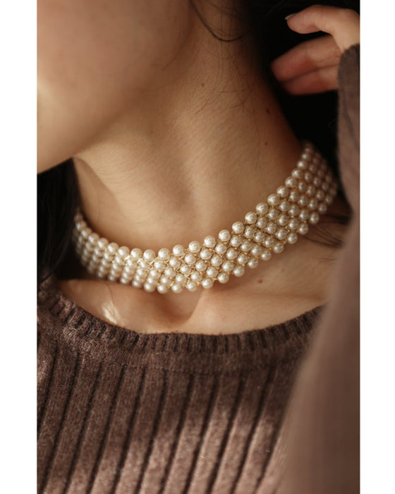 首元にリュクスな艶めき。幅広パールチョーカー